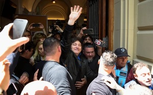 Con un “feliz cumpleaños” y lluvia de pétalos de flores, Javier Milei emitió su voto | 1000 Noticias