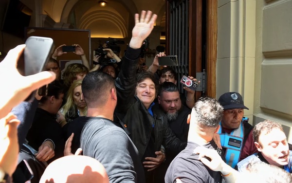 Con un “feliz cumpleaños” y lluvia de pétalos de flores, Javier Milei emitió su voto | 1000 Noticias