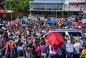 Maestros disidentes protestan frente a López Obrador antes de la cumbre migratoria - Mundo - ABC Color