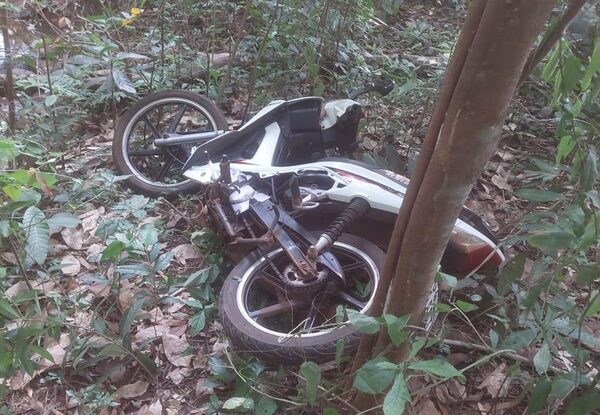 Abandonan motocicleta a orillas del río Paraná