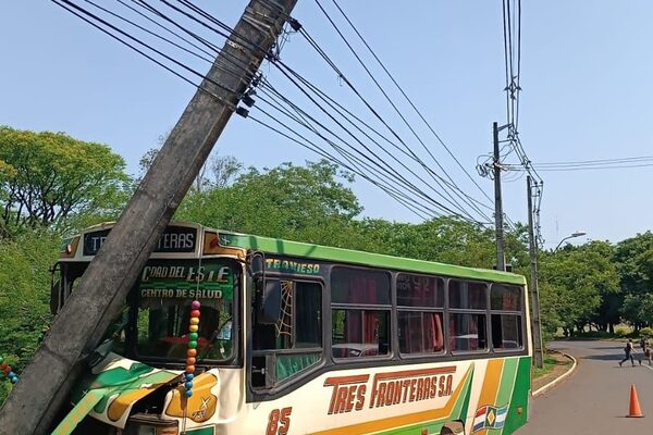 Bus chatarra choca contra columna