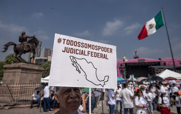 El Poder Judicial de México marcha en más de 20 ciudades contra recortes de López Obrador - MarketData