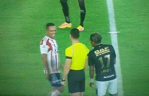 El árbitro dio el pitazo inicial y los peloteros se le mataron de risa: atendé el porqué