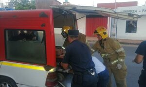 Polis asisten a mujer en trabajo de parto