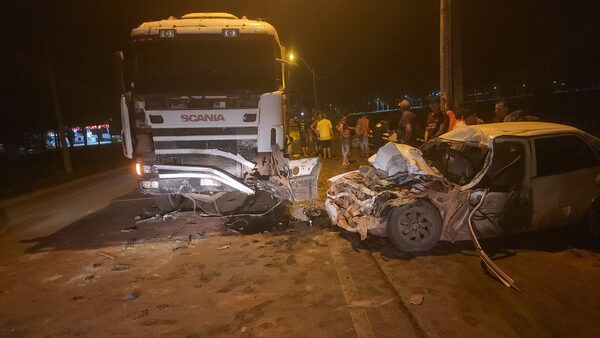 Aparatoso choque de vehículos deja un grave herido