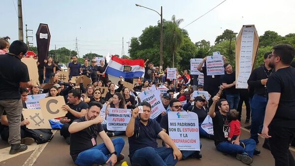 Desvinculados de Itaipú se manifestarán desde hoy en Asunción - Economía - ABC Color