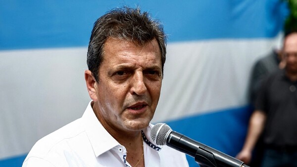 Massa da la sorpresa en Argentina y disputará la presidencia con Milei