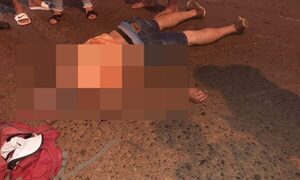 Motociclista cae al cruzar lomada