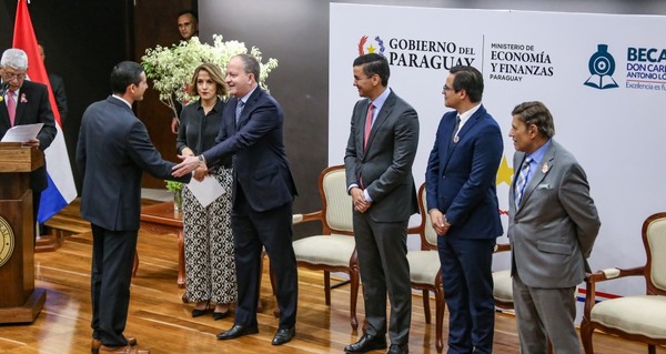 Docentes recibieron becas para formarse en Colombia