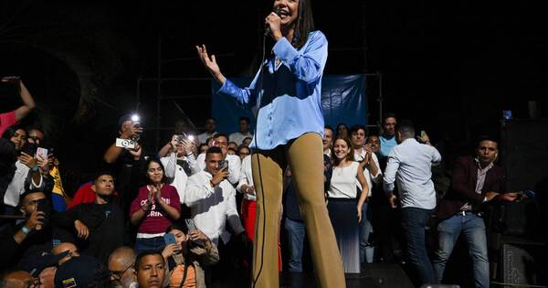La Nación / Candidata inhabilitada por Maduro ganó la elección opositora en Venezuela