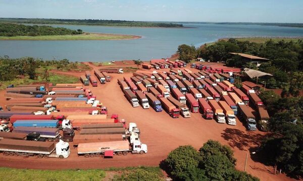 Camioneros se movilizan ante atraso de obras en Puerto Indio