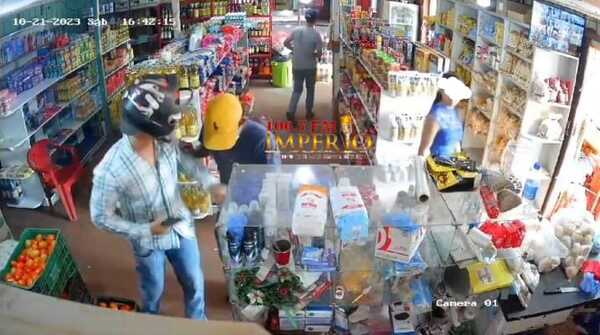 Asaltantes armados se llevan dinero en efectivo de una frutería en barrio Obrero - Radio Imperio 106.7 FM