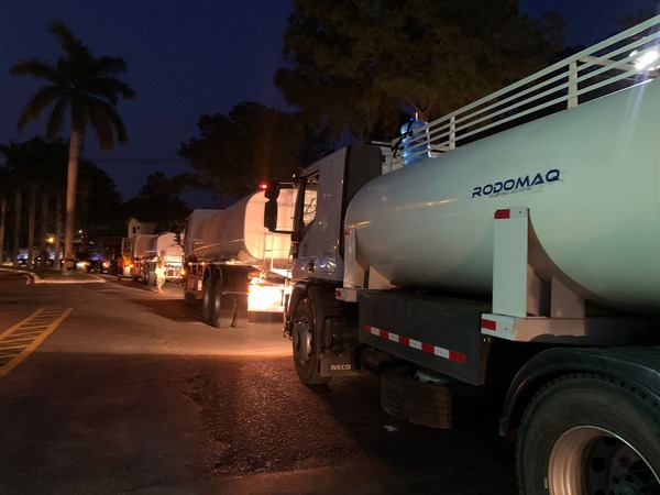 Partieron 49 vehículos con 563.000 litros de agua al Chaco, acumulando 12 millones en el operativo - ADN Digital