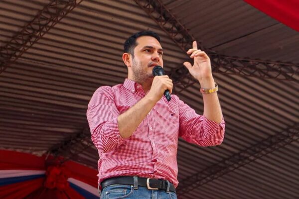 Bachi Núñez desconoce pruebas contra Hernán Rivas y garantiza apoyo para mantenerlo pese a escándalo - Política - ABC Color
