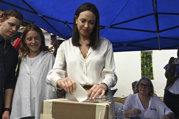 Corina Machado arrasó en la primaria opositora venezolana y enfrentaría a Maduro - El Independiente