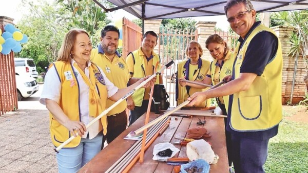 Servicio leonino: Fabrican bastones blancos para personas no videntes
