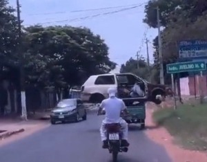 Diario HOY | Video: Motocarro cargó y transportó un auto en desuso
