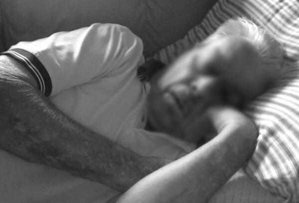 Doña hizo dormir a un abuelo para luego robarle todo