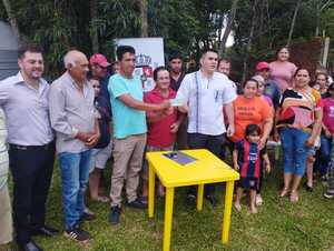 MUNICIPIO VILLARRIQUEÑO ENTREGA APORTE DE GS.10 MILLONES A COMISIÓN PRO AGUA POTABLE.