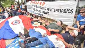 Guardiacárceles inician huelga de hambre y exigen recontrataciones y seguro médico