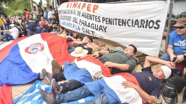 Guardiacárceles inician huelga de hambre y exigen recontrataciones y seguro médico