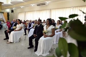 Amor en el aire: Parejas se casaron por civil y por iglesia en María Auxiliadora - Nacionales - ABC Color