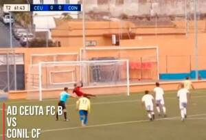 [VIDEO] ¡Tapó un penal y tres mano a mano en el área chica en 7 segundos!