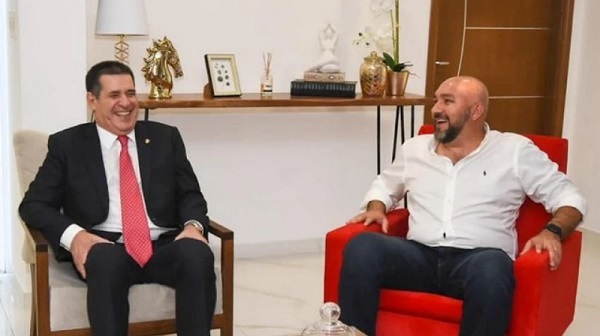 Curiosidades en el certificado de estudios del diputado Orlando Arévalo