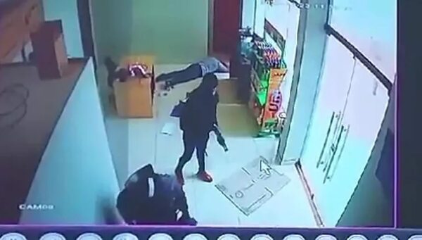 Vídeo: así asaltan estación de servicio y roban unos G. 65 millones - ABC en el Este - ABC Color