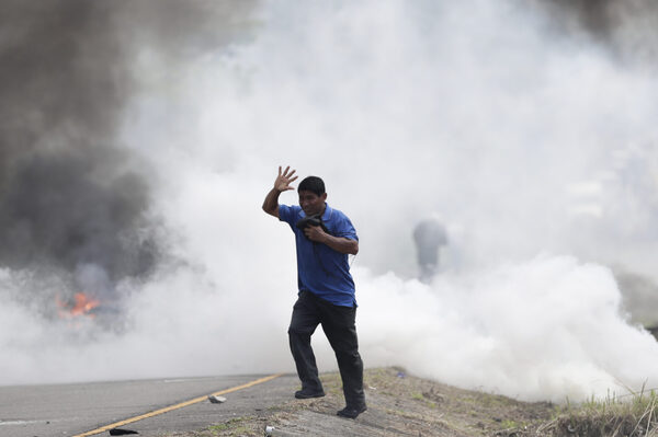 Choques entre manifestantes y policías en las protestas contra la minería en Panamá - MarketData
