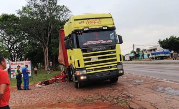 Mujer sufrió lesiones graves tras ser rozada por un tractocamión