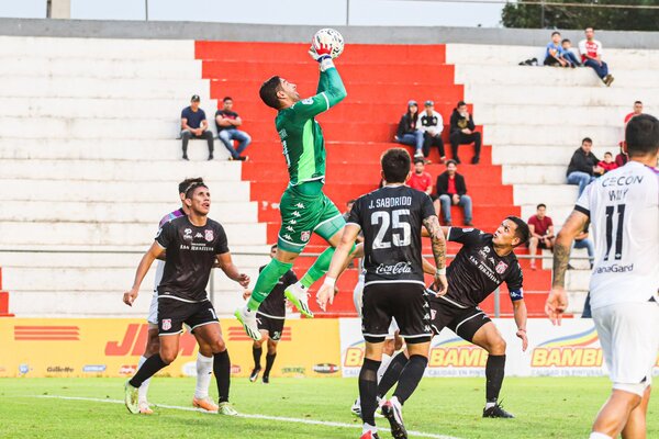El lider solo pudo traer un punto del Kaarendy - La Tribuna