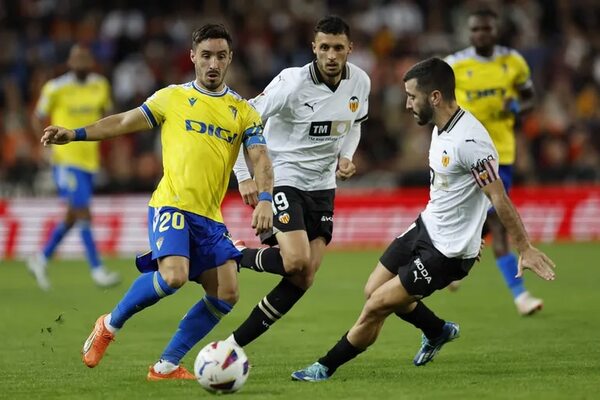 El Valencia no da opción al Cádiz con una primera parte impecable - Fútbol Internacional - ABC Color