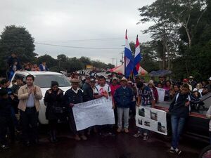 En Paso Horqueta reclaman por asfalto en una manifestación