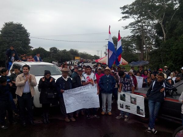 En Paso Horqueta reclaman por asfalto en una manifestación