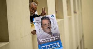 La Nación / Sergio Massa, confiado; y Javier Milei, a la caza de votos