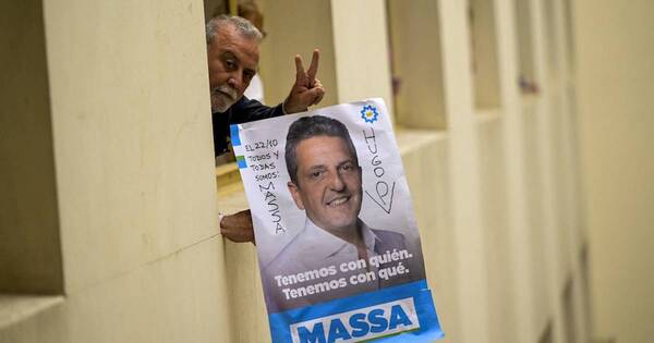 La Nación / Sergio Massa, confiado; y Javier Milei, a la caza de votos