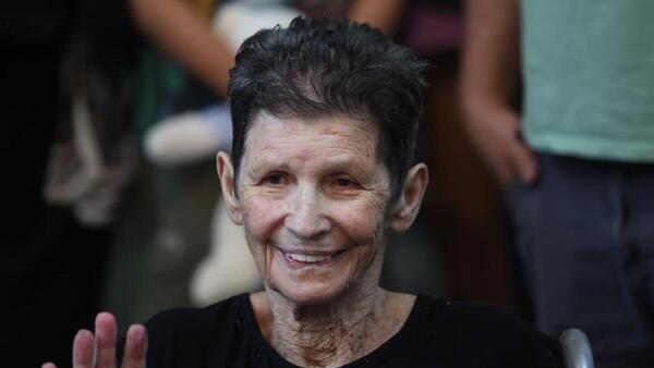 Rehén de 84 años liberada por Hamás: Me metieron en Gaza en moto y me lastimaron