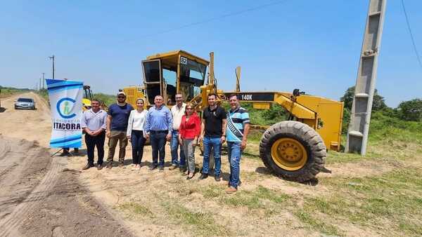 Resaltan continuidad de mejoramiento de caminos en distritos de Ñeembucú con material ripio | RADIO NACIONAL
