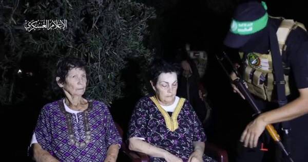 La Nación / Hamás libera a dos ancianas, pero retiene a sus maridos