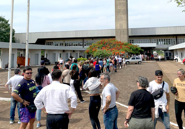 Brasileños y paraguayos soportan largas filas para cruzar a la Argentina - La Clave