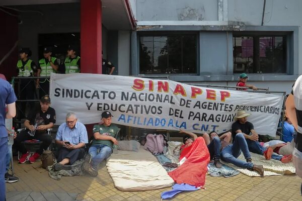 Continúa huelga de hambre de guardiacárceles frente al Ministerio de Justicia - Nacionales - ABC Color