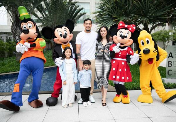 [GALERÍA] ¡El capitán de la Albirroja apareció rodeado de Mickey y Pluto!