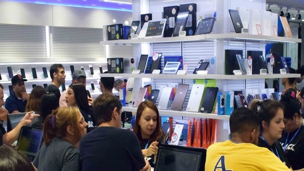 CDE: Brasileño denuncia que pagó casi USD 20 mil y le entregaron solo dos celulares - Noticias Paraguay