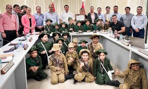 Pequeños autores recibieron reconocimiento de la Junta Municipal de Coronel Oviedo – Prensa 5