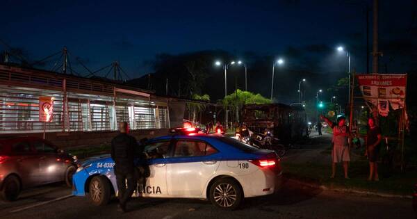 La Nación / Queman 35 buses en Río de Janeiro por muerte de paramilitar