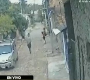 Hombre murió apuñalado en plena avenida de Asunción - Paraguay.com