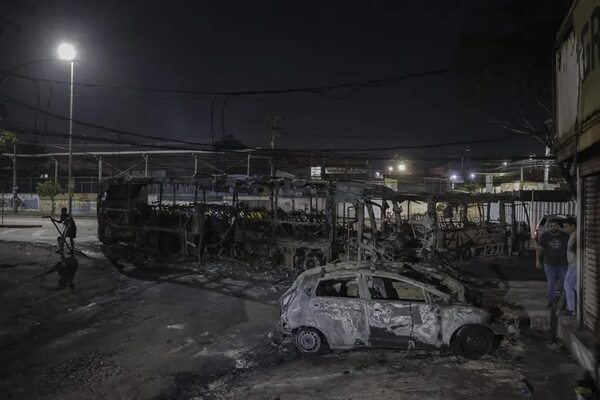 VIDEO: Mafias atacan buses y un tren en Río de Janeiro - Mundo - ABC Color
