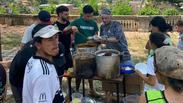 [VIDEO] ¡De la Chaca pa'l mundo! "El Princi" dio de comer a 200 personas