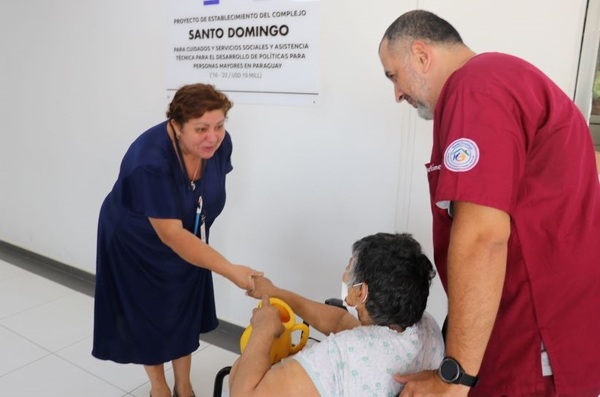 Diario HOY | Tras pasar años en el Neuro, 11 abuelitos fueron llevados al Hogar Santo Domingo